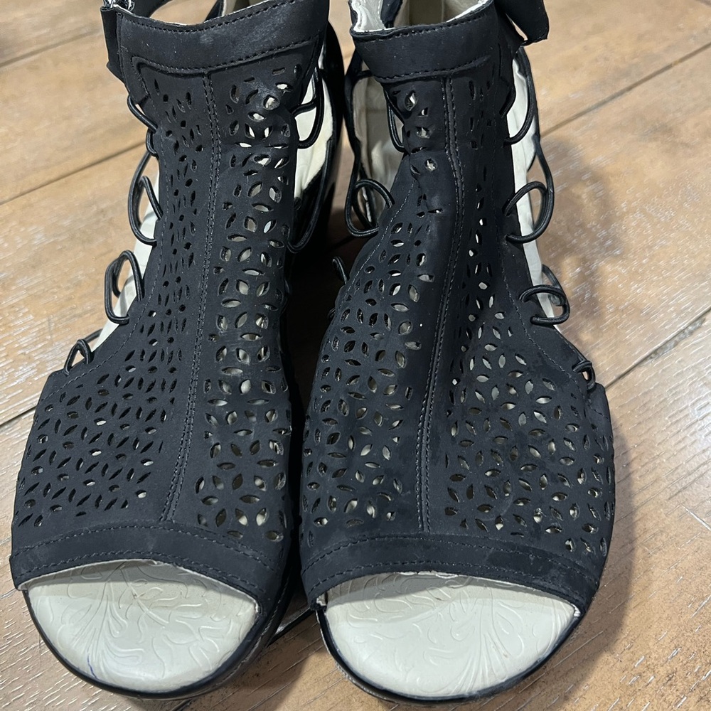 Preloved JBU Black Cutout Women's Sandals